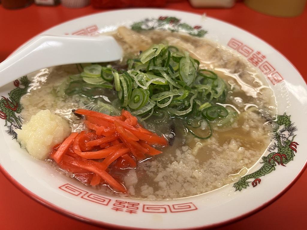 中華そば56 黒（醤油）（ニンニクと紅ショウガをトッピングした写真）