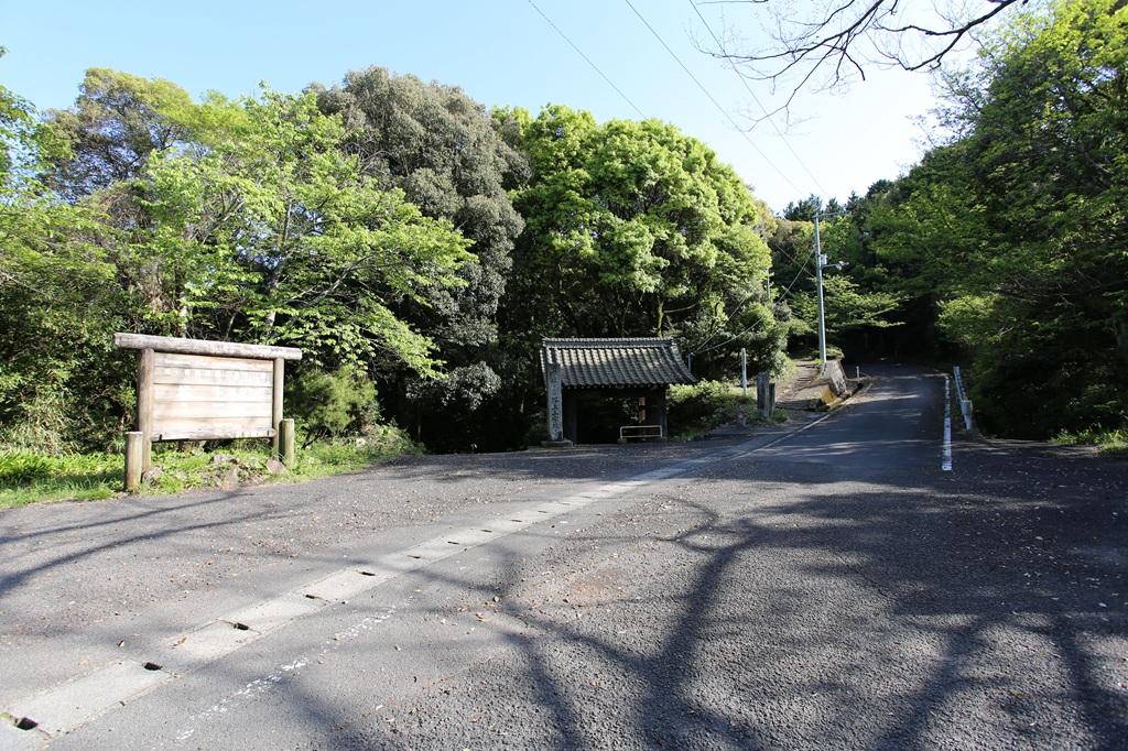谷上山の看板と宝珠寺山門