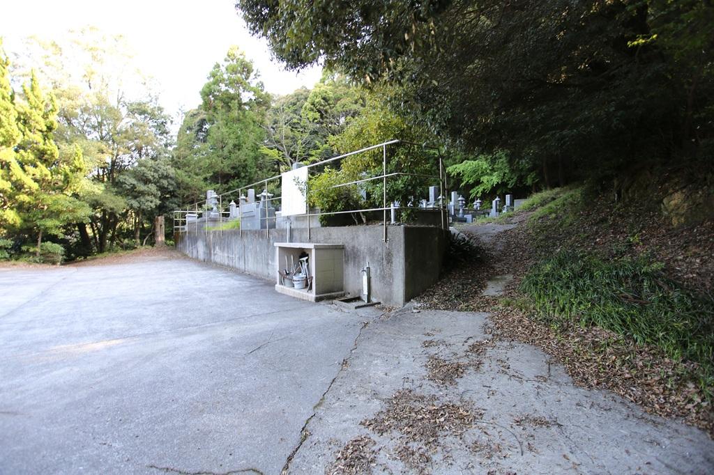 谷上霊園と谷上山登山道に続く道