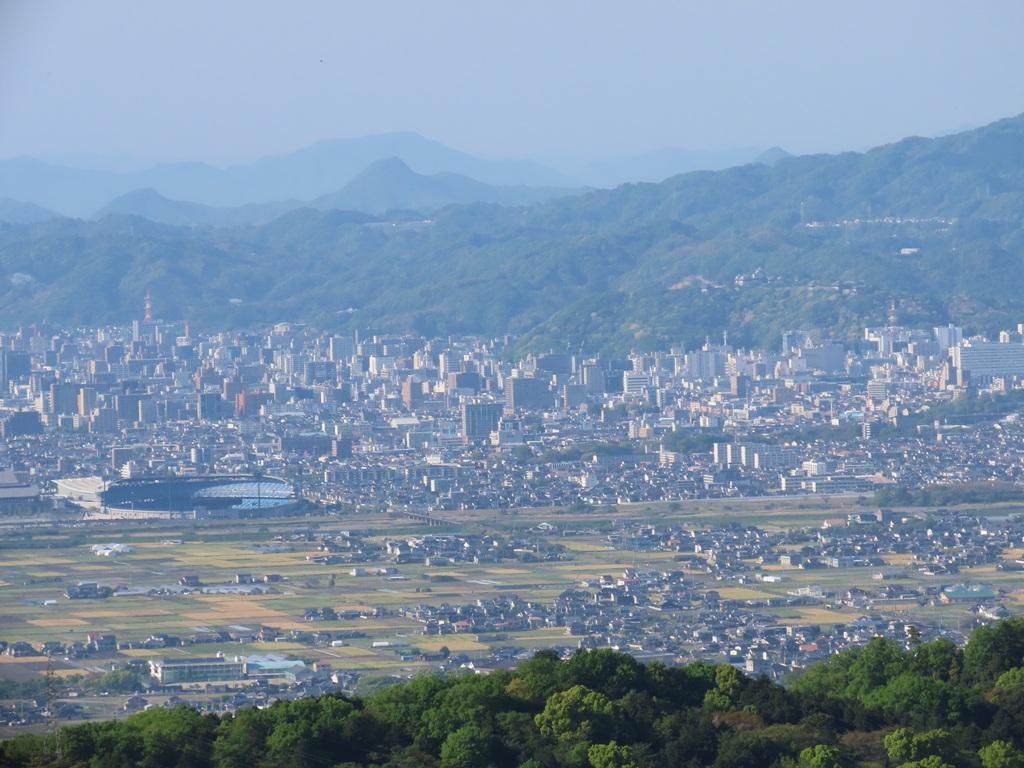 谷上山 見晴らし台から望遠ズームで眺める坊っちゃんスタジアムと松山市街