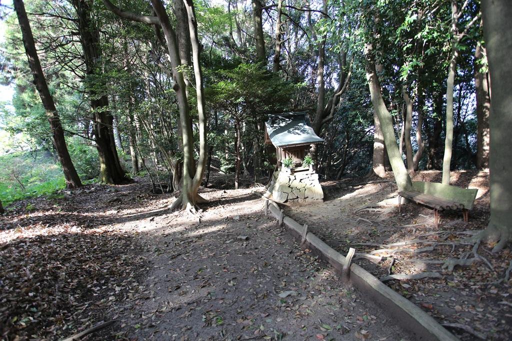 谷上山 山頂近くの祠