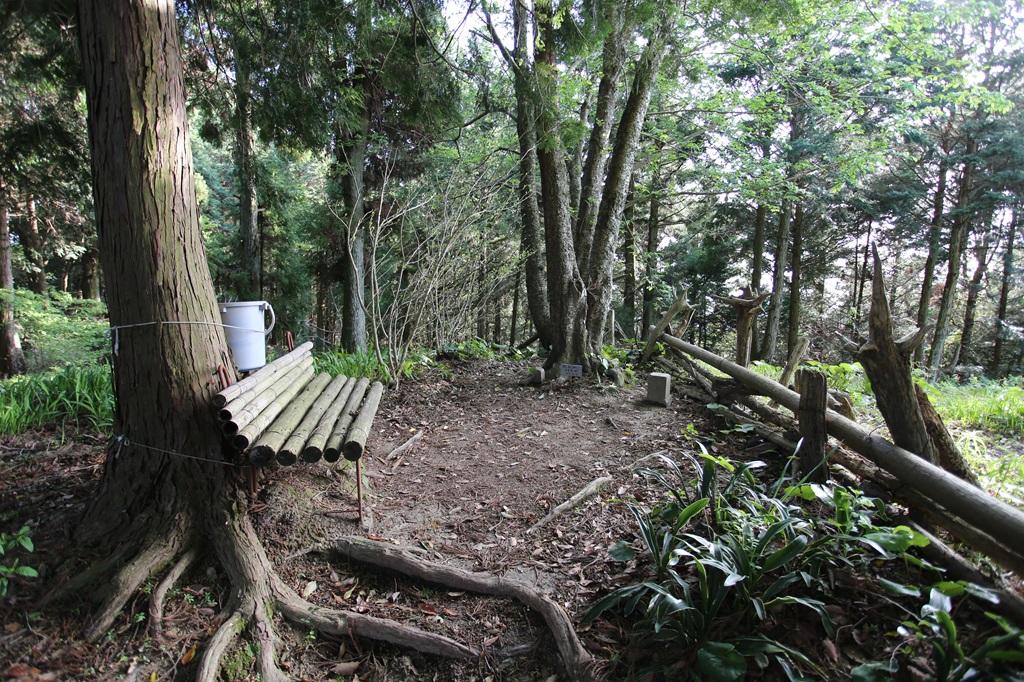 谷上山 山頂のベンチ