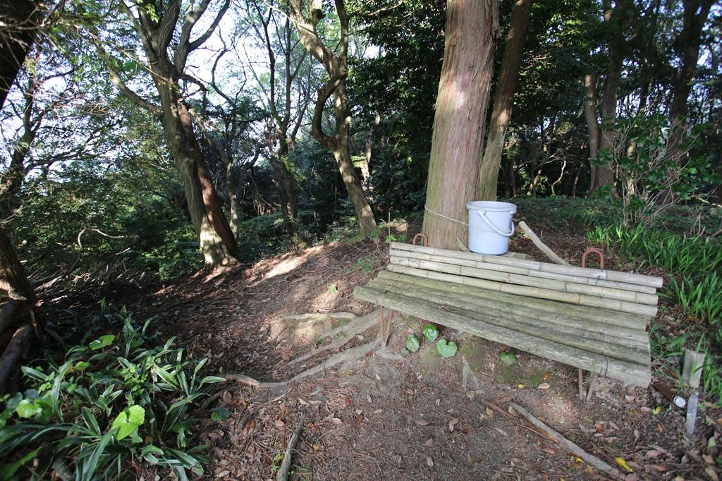 谷上山 山頂のベンチ