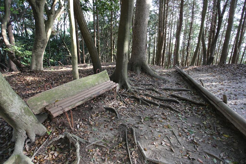 谷上山 祠前のベンチ