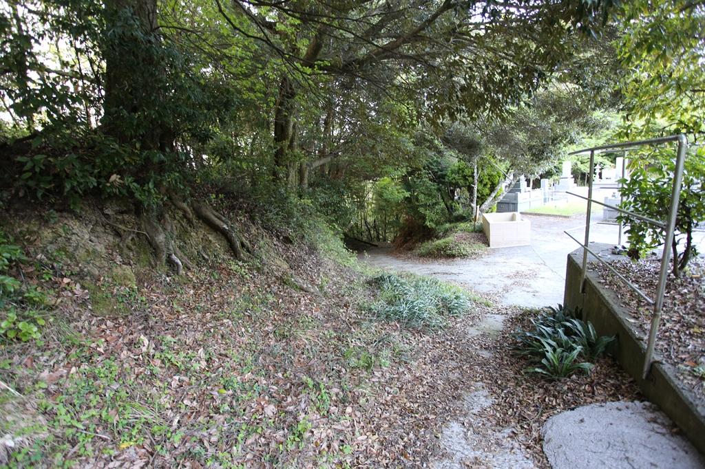谷上山 登山道と谷上霊園