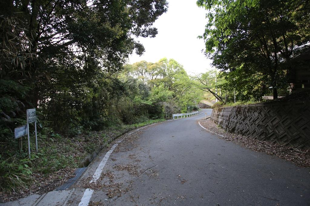 谷上山 「谷上霊園出口専用」の立て札と道路