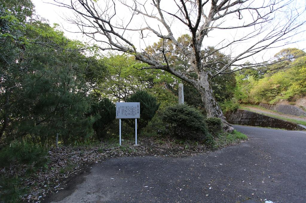 谷上山 正岡子規の句碑の立て札と道路脇のスペース