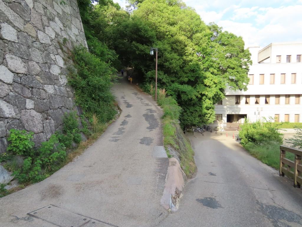 松山城県庁裏登城道 ヘアピンカーブの道