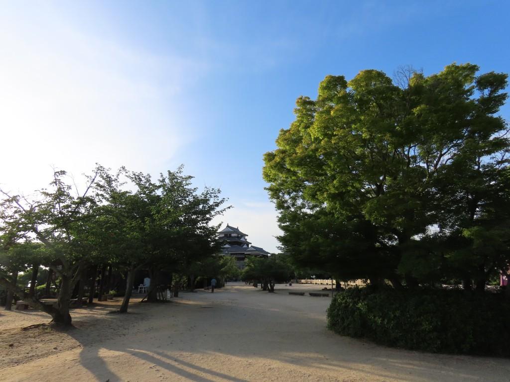 松山城本丸広場と天守閣