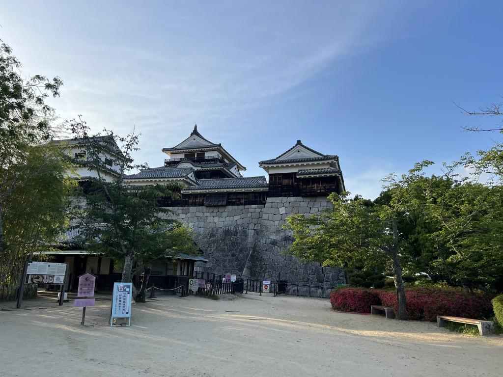 薄雲と青空の下の松山城天守閣