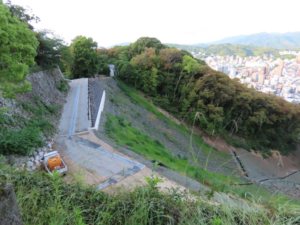 大雨で土砂崩れが起きた松山城東斜面の修復工事現場