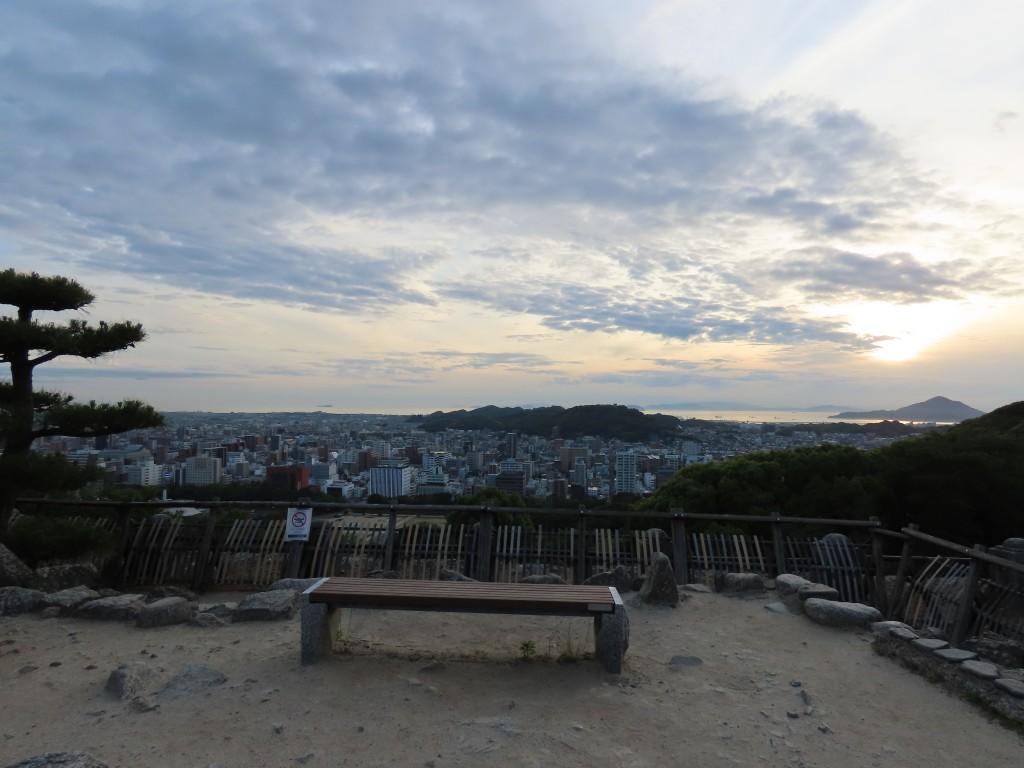 松山城本丸広場にある松山市街がよく見える撮影スポットのベンチ