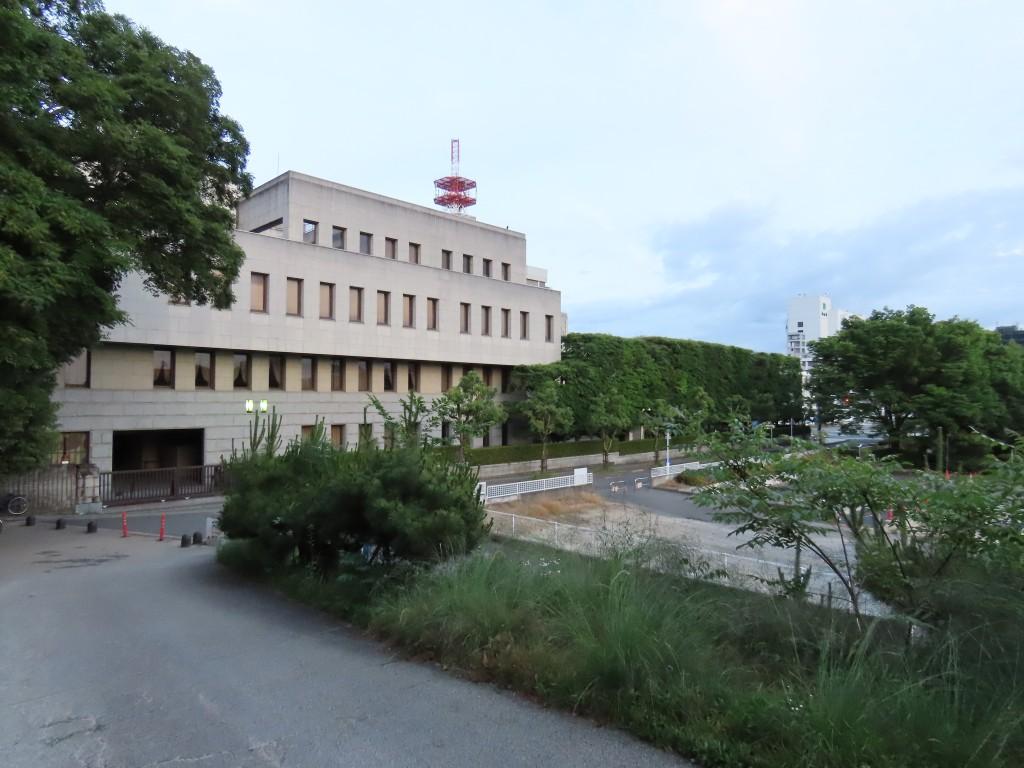 松山城県庁裏登城道の出入口と愛媛県議会議事堂