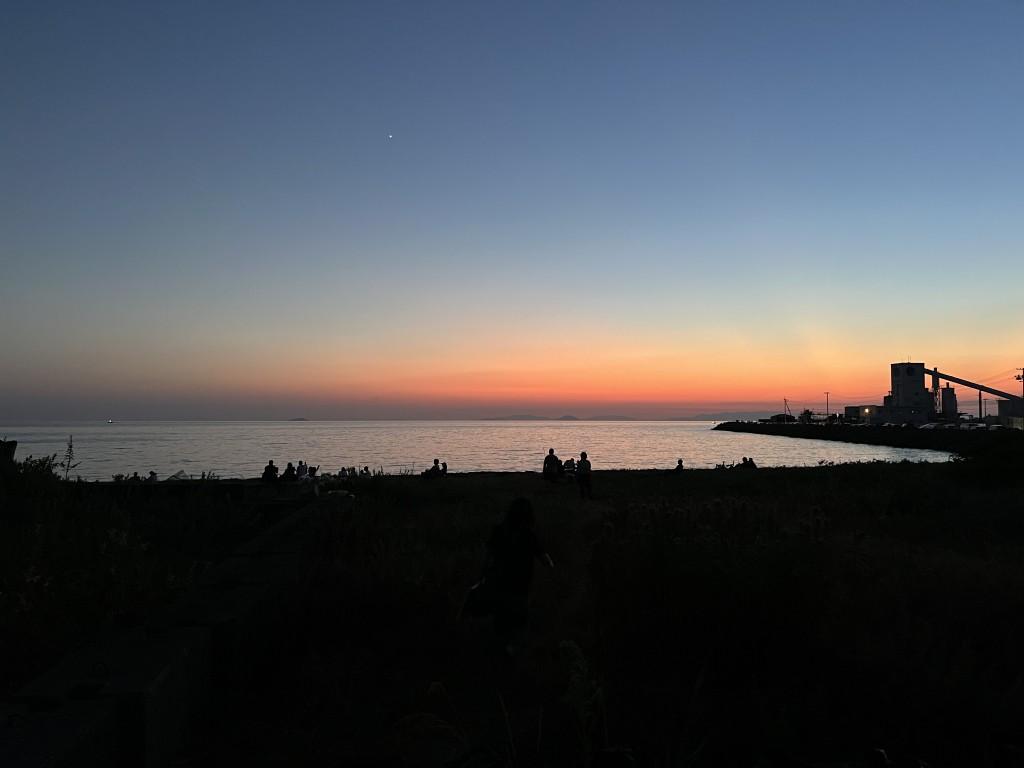 愛媛県伊予郡松前町の海岸「西の浜」の夕焼け