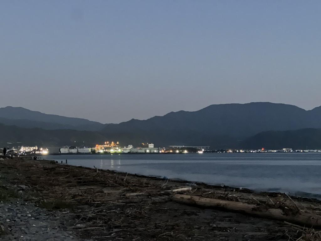 愛媛県伊予郡松前町の海岸「西の浜」から見る伊予港埠頭