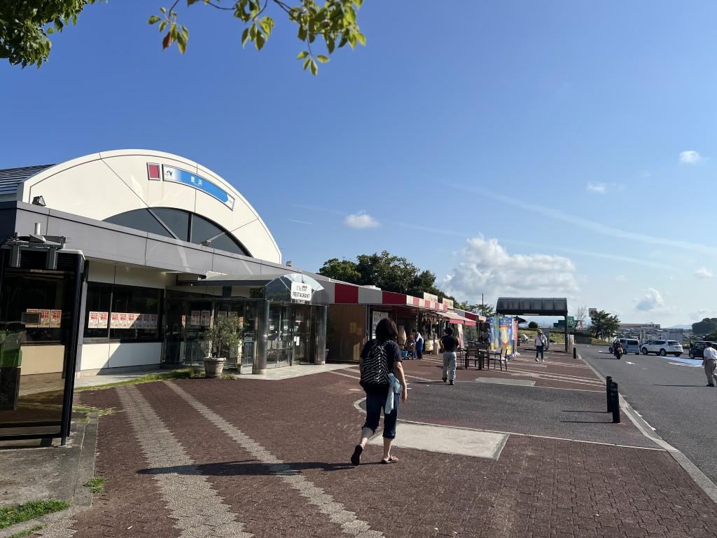 豊浜サービスエリア上り 施設外観 歩く妻