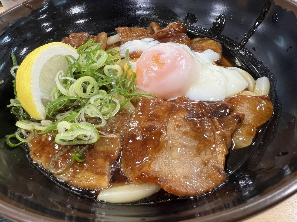 豊浜サービスエリア上り 讃岐うどん ぴっぴ亭 豊浜肉玉うどん