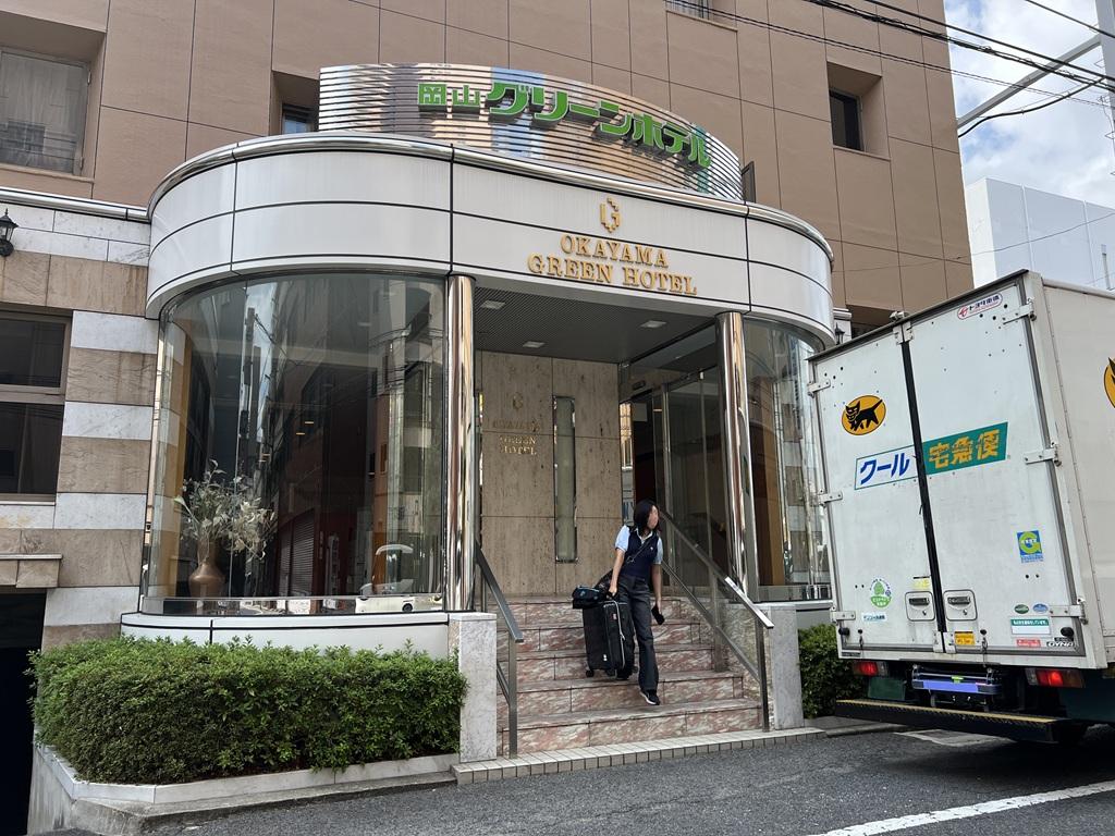 岡山グリーンホテルの正面玄関の階段を降りる娘