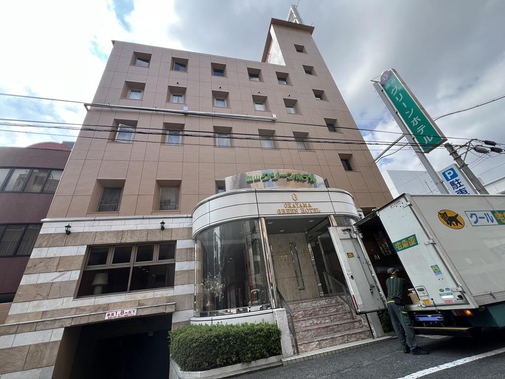 岡山グリーンホテルの正面玄関と建物外観