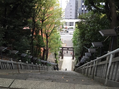 愛宕神社の参道を山頂から見下ろした時の風景