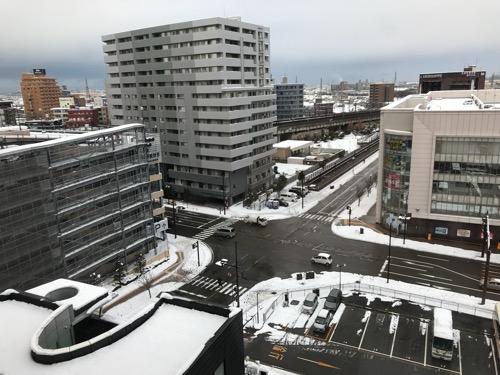 天然温泉 加賀の湧泉 ドーミーイン10階の客室内の窓から眺めた風景(雪景色)