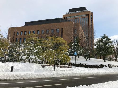 石川県庁と雪景色