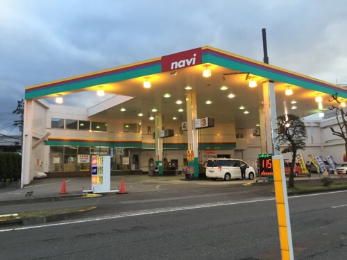 ガソリンスタンドのnavi(ナヴィ)余戸店の外観(2015年11月28日)