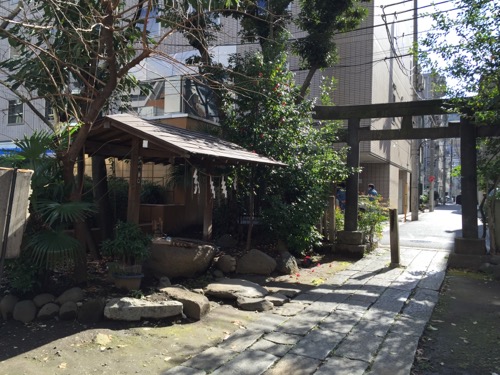 東京都港区新橋の盬竃神社（塩釜神社）の手水舎と鳥居