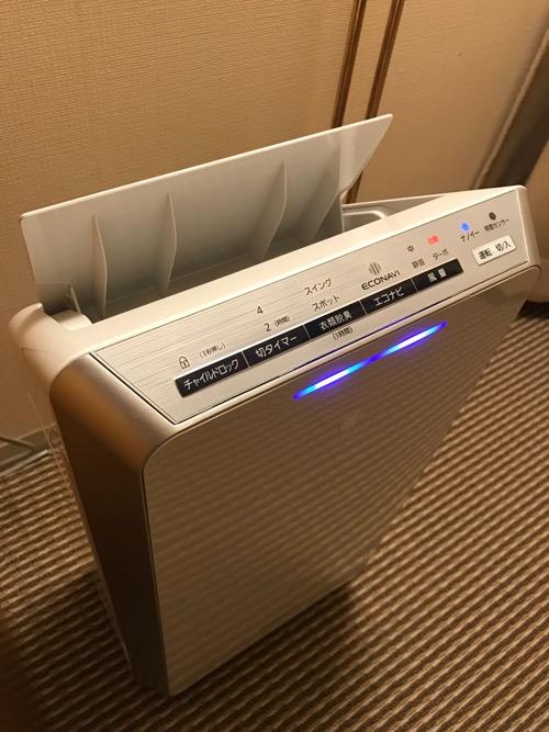 ホテルニューオータニ高岡の客室入口から見た禁煙シングルルームの空気清浄機(Panasonic F-PXP55)