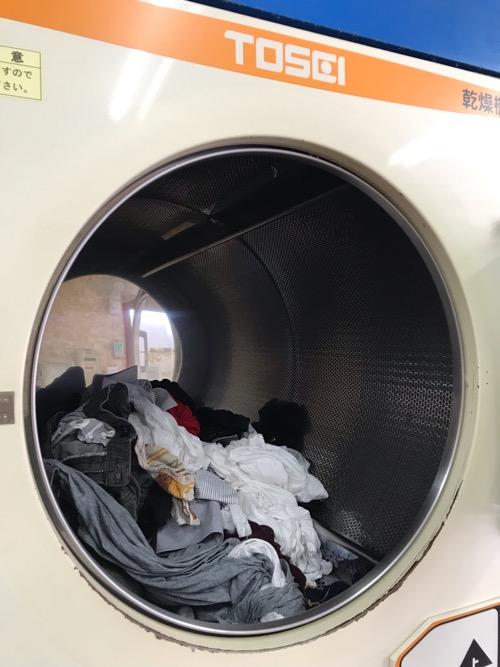 コインランドリーの乾燥機 TOSEIに5kgの洗濯物を入れた様子