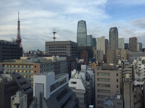 アパホテル新橋御成門の客室内からの眺めー朝の風景、東京タワー