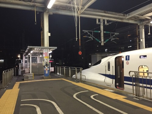 広島駅新幹線ホームに停車した新幹線のぞみ51号博多行