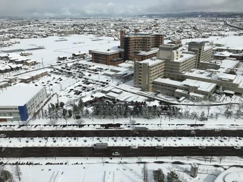 石川県庁展望室から眺めた金沢市内の雪景色（北東側・石川県立中央病院側）
