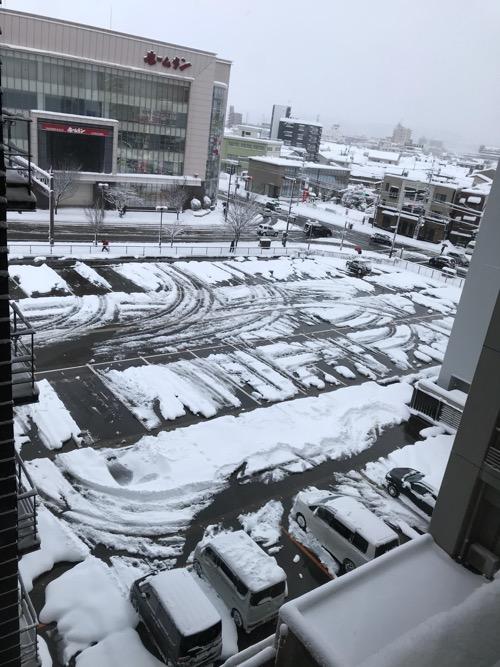 ドーミーイン金沢の5階客室から眺めた金沢の雪景色