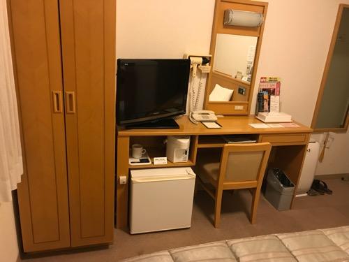 ホテルルートイン札幌北四条のシングルルーム内のクローゼット、机、椅子、冷蔵庫