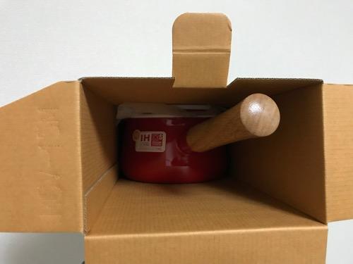 富士ホーロー 蓋付きミルクパン 15cm 1.2L レッドの箱の中での梱包状況