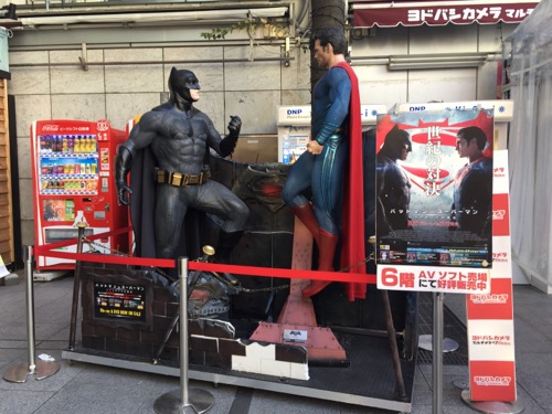 ヨドバシカメラ秋葉原店（マルチメディアAkiba）の映画「バットマン vs スーパーマン」の等身大の人形