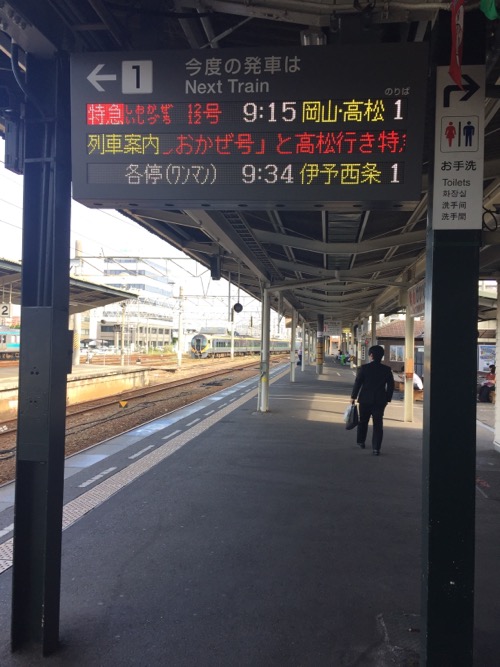 松山駅ホームの電光掲示板の時刻表-特急しおかぜ12号、いしづち12号の予定