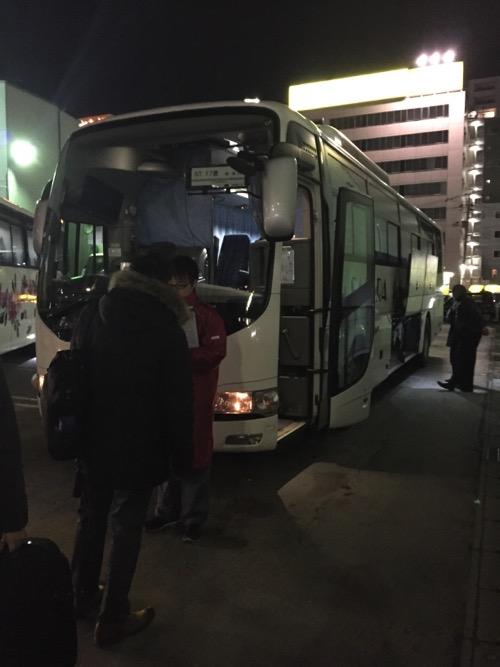 さくら観光仙台営業所に停車中のバスに乗り込む乗客達
