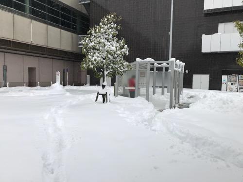金沢駅西口の喫煙場所と雪景色