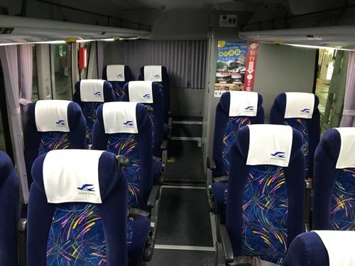 仙台行の高速バス「仙台-新潟線（WEライナー）」（JRバス東北）の車内後方座席