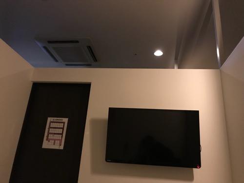 ホテルゆめのゆ エコノミーシングル(簡易宿泊)の室内の様子(テレビと天井と壁)