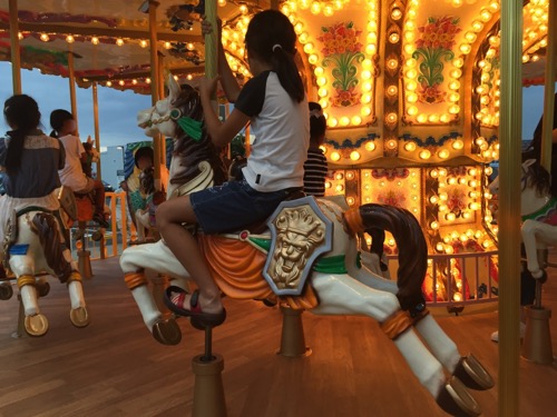 エミフルMASAKIのメリーゴーランドのお馬に乗る小学5年生の娘