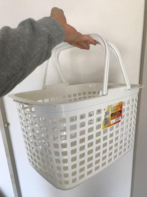 洗濯籠「アイリスオーヤマ バスケット ランドリー ピュアホワイト LB-M 」を手で持った時の様子