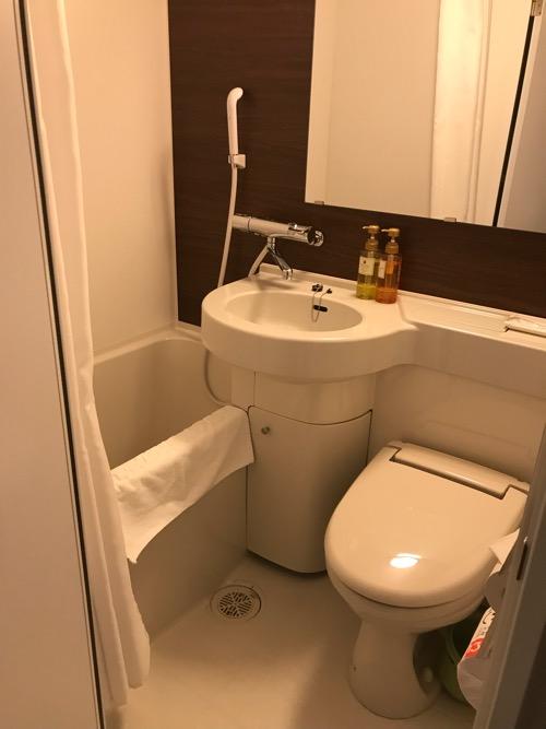 名古屋クラウンホテルのシングルルームのユニットバス(トイレ、洗面台、浴槽、シャワー)