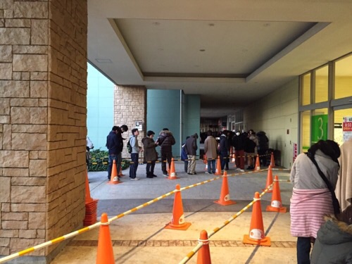 エミフルMASAKIの店舗入口前で初売りのための順番待ちをしている人々（2016年1月1日午前7時11分）