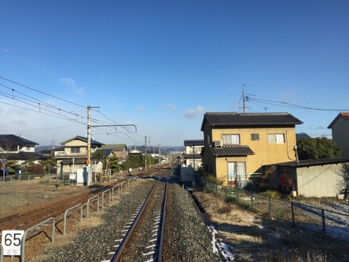 井原鉄道・井原線の神辺駅ホームから発射した列車の先頭の窓から眺めた線路などの風景