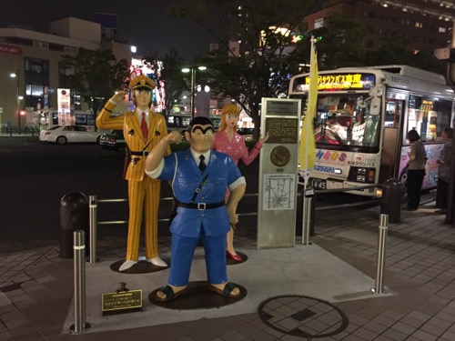 JR亀有駅（南口）のバス乗り場付近に設置されているこち亀キャラクター（両さん、中川君、麗子さん）の人形