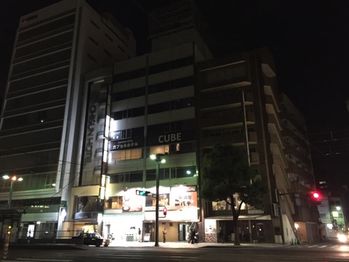 カプセルホテルCUBE広島の外観（夜間の様子）