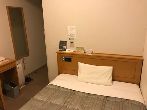 ホテルルートイン札幌北四条のシングルルーム内のベッドの枕元付近